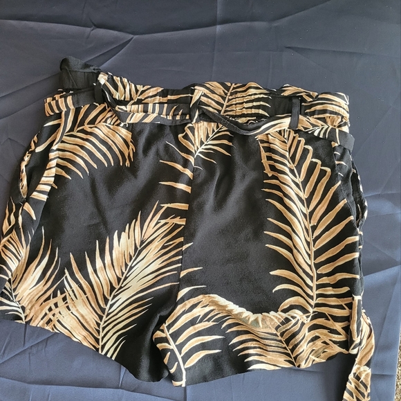 H. M. Lady's shorts with matching belt - Picture 4 of 4